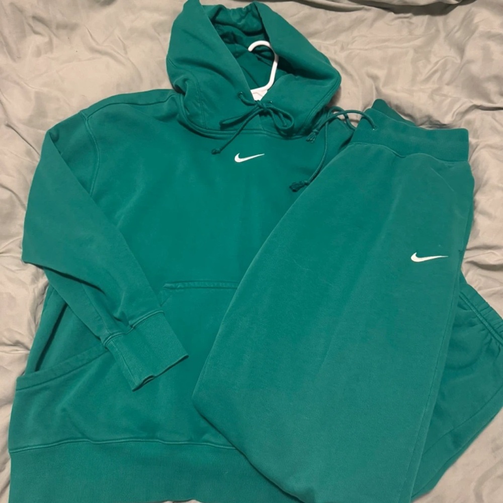 Green Nike phoenix fleece tracksuit (whole set)